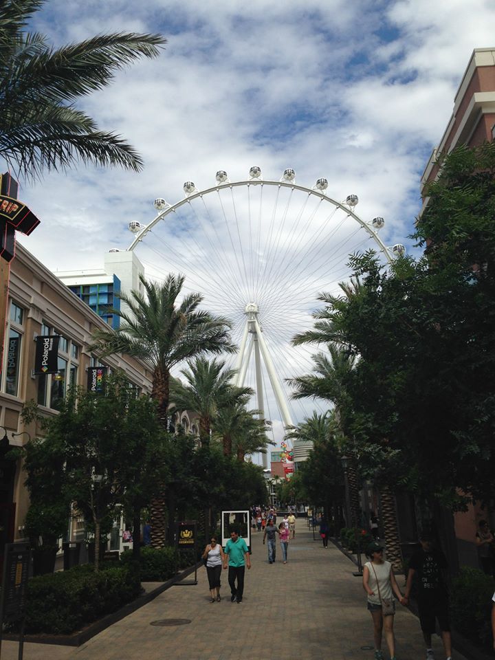 The High Roller: a view from below.